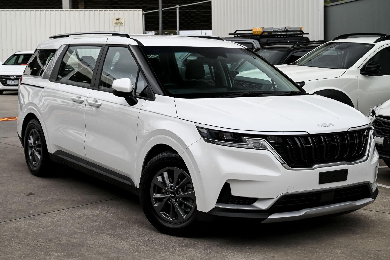 Kia Carnival image 1