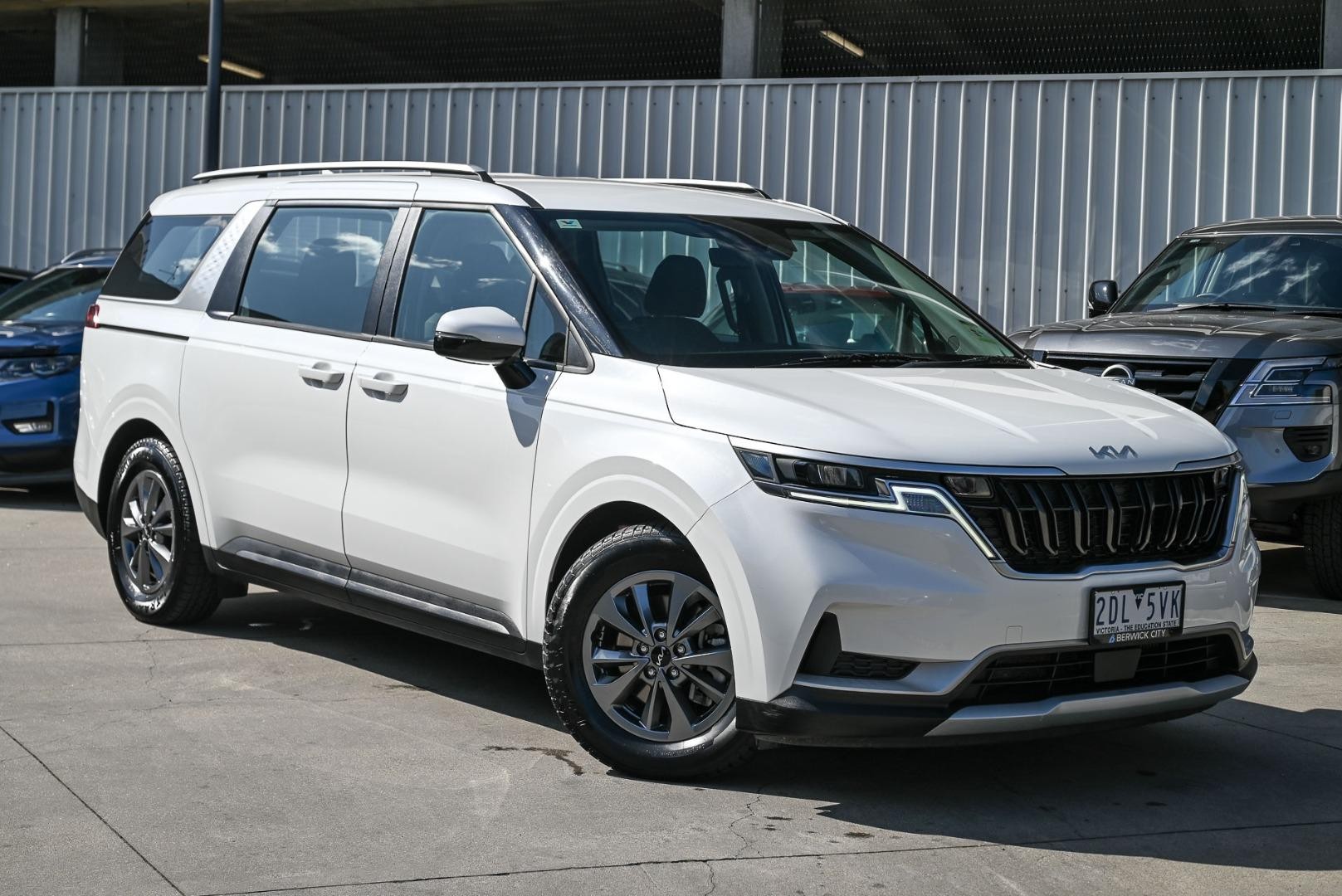 Kia Carnival image 1
