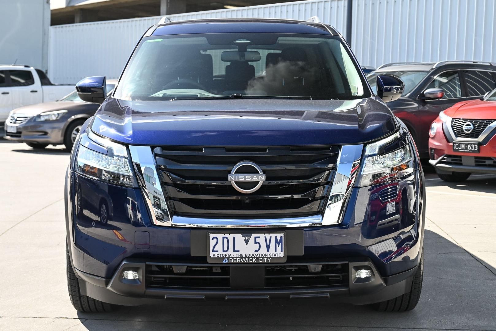 Nissan Pathfinder image 2