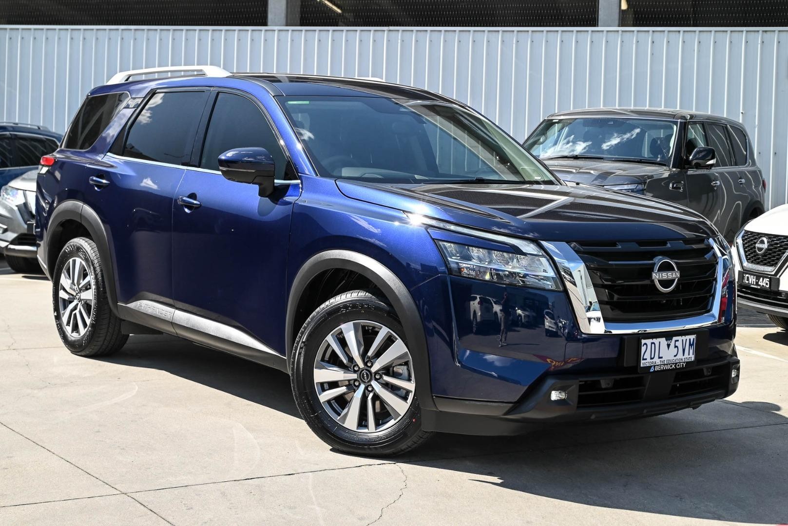 Nissan Pathfinder image 1