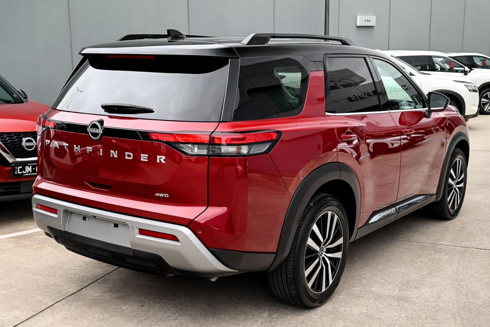 Nissan Pathfinder image 2