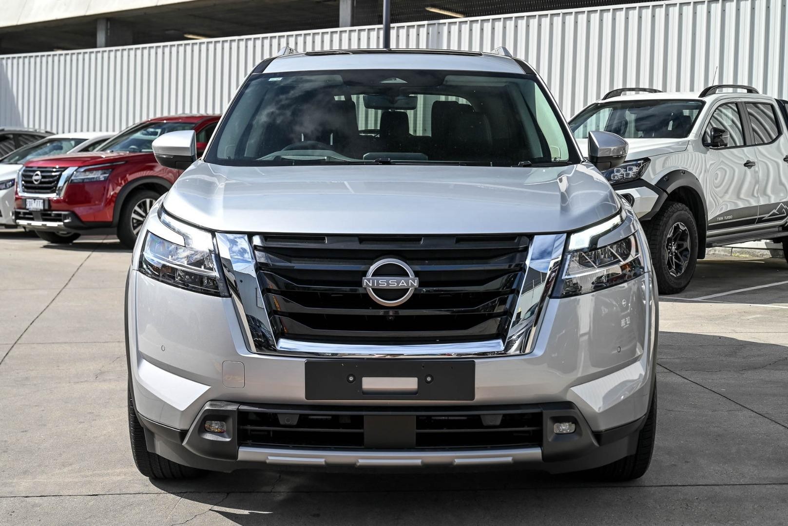 Nissan Pathfinder image 2