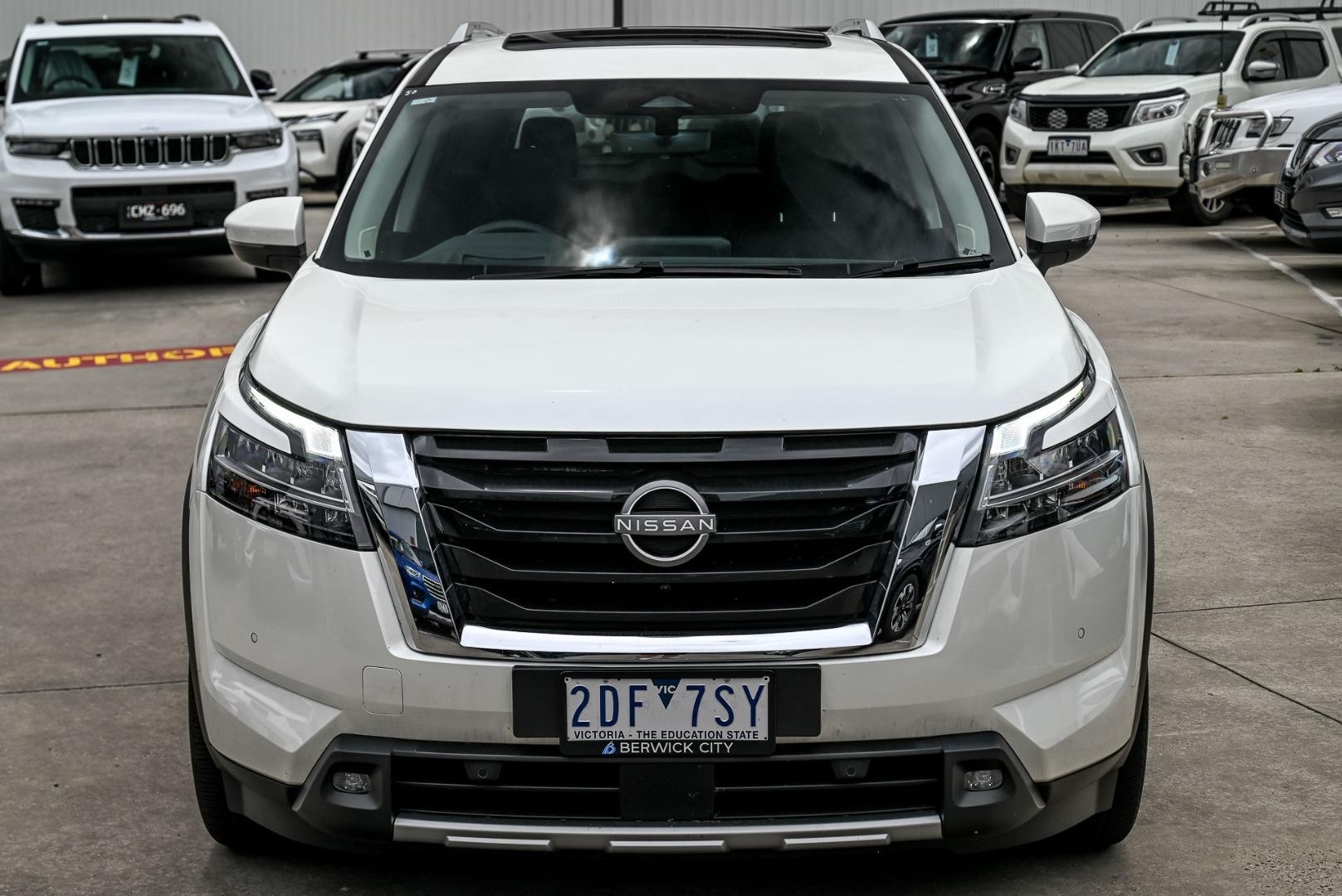 Nissan Pathfinder image 2