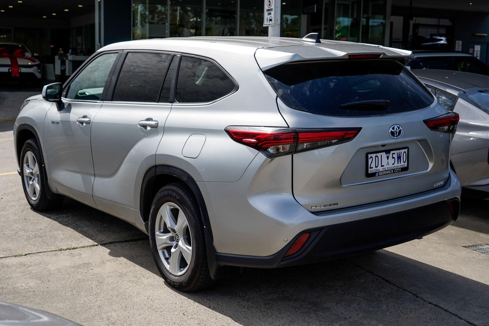 Toyota Kluger image 3