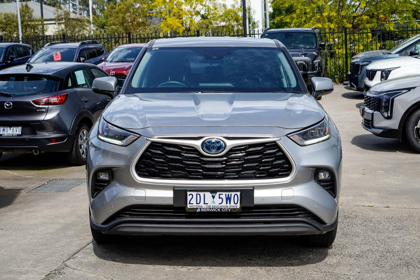 Toyota Kluger image 2