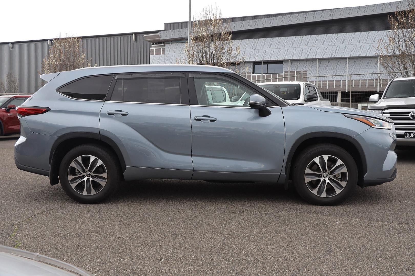 Toyota Kluger image 4