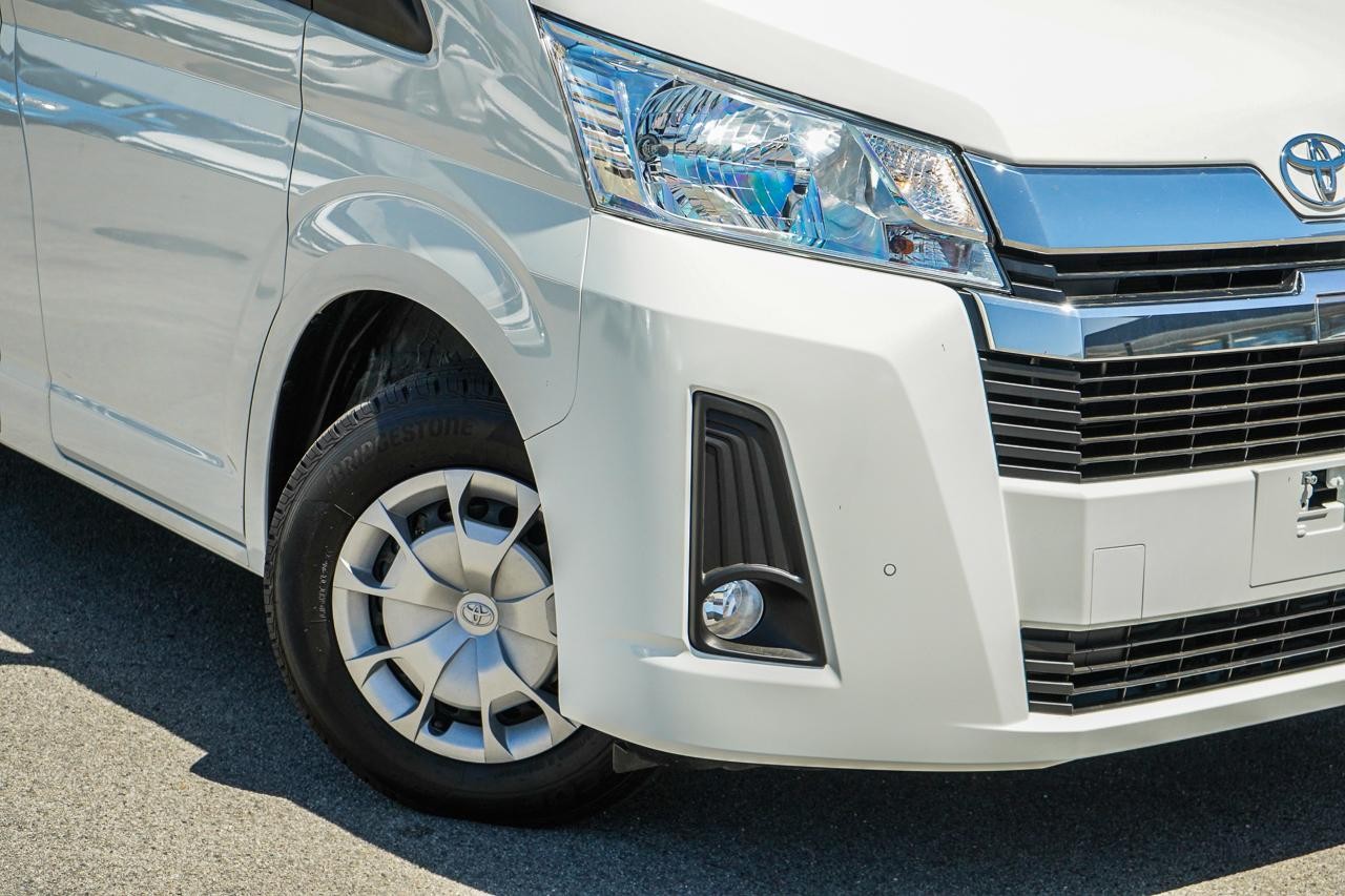 Toyota Hiace image 2