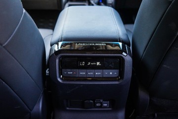 https://dvg-vehicle-assets.s3.amazonaws.com/1200129/10oigg0pfx6nplx6p9ms9kr32.jpg