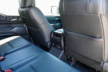 https://dvg-vehicle-assets.s3.amazonaws.com/1200129/8zsff72j57kch4x1s8or97dv6.jpg