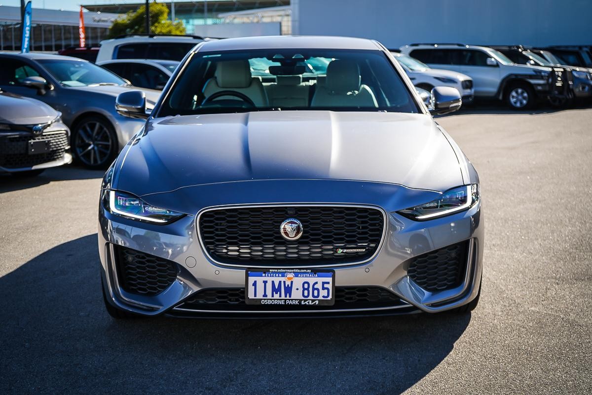 Jaguar Xe image 2