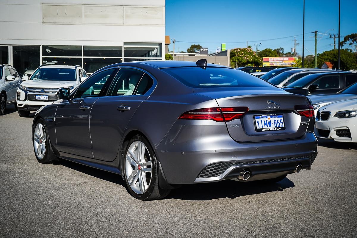 Jaguar Xe image 4