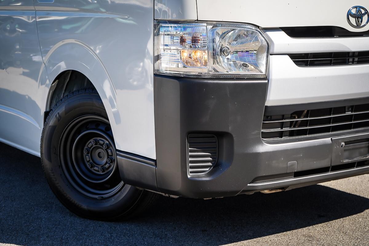 Toyota Hiace image 2