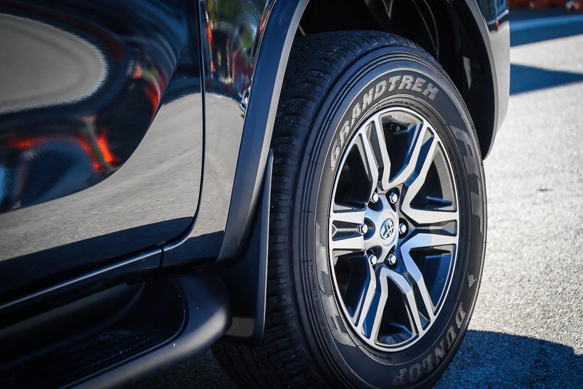 Toyota Fortuner image 3