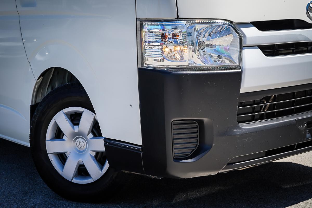 Toyota Hiace image 2