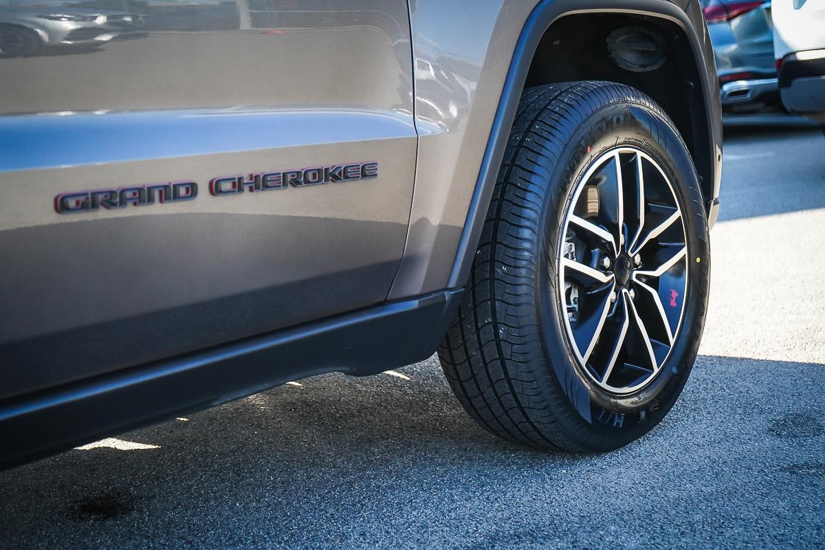 Jeep Grand Cherokee image 3