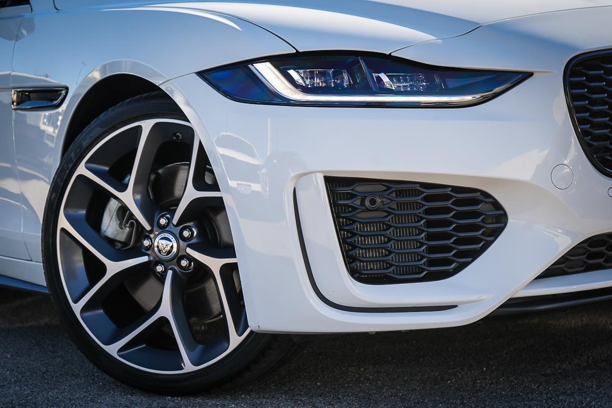 Jaguar Xe image 2