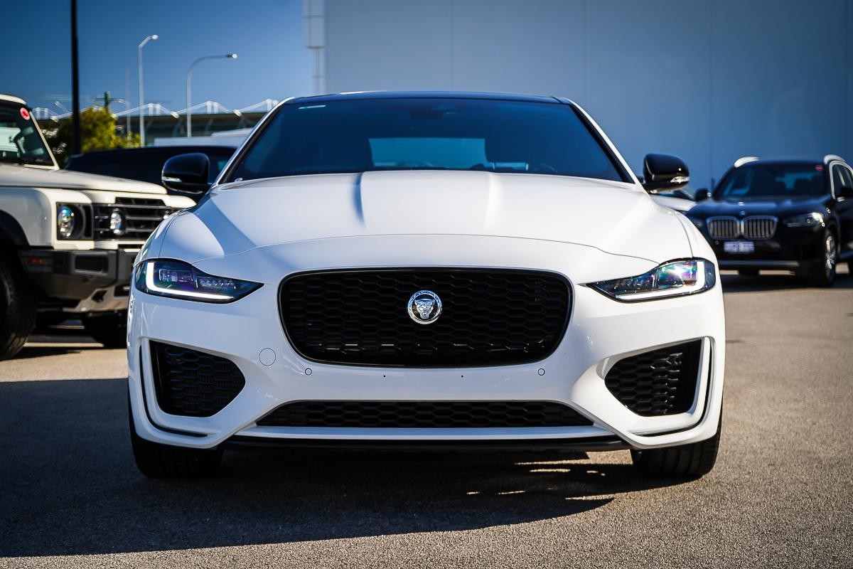 Jaguar Xe image 4