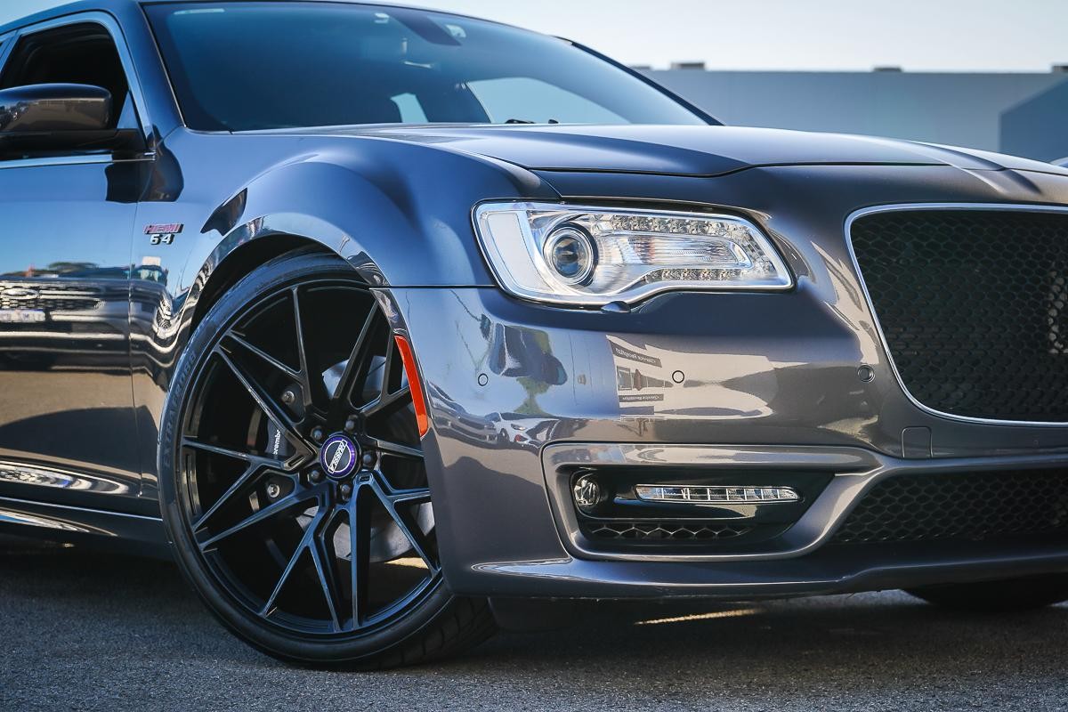 Chrysler 300 image 2