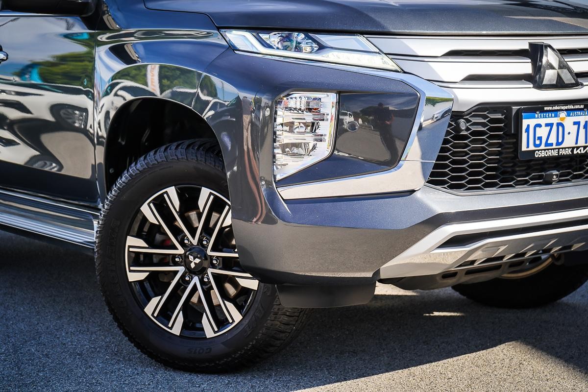Mitsubishi Pajero Sport image 2