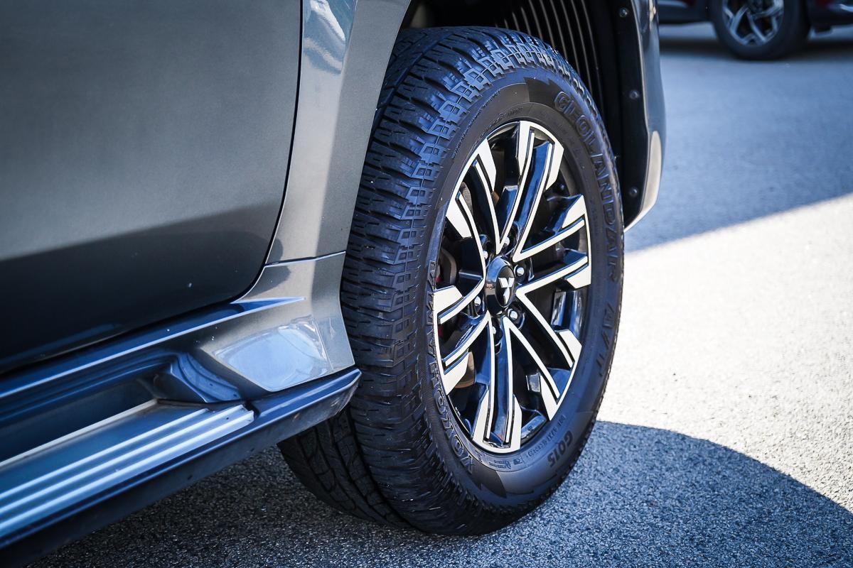 Mitsubishi Pajero Sport image 3