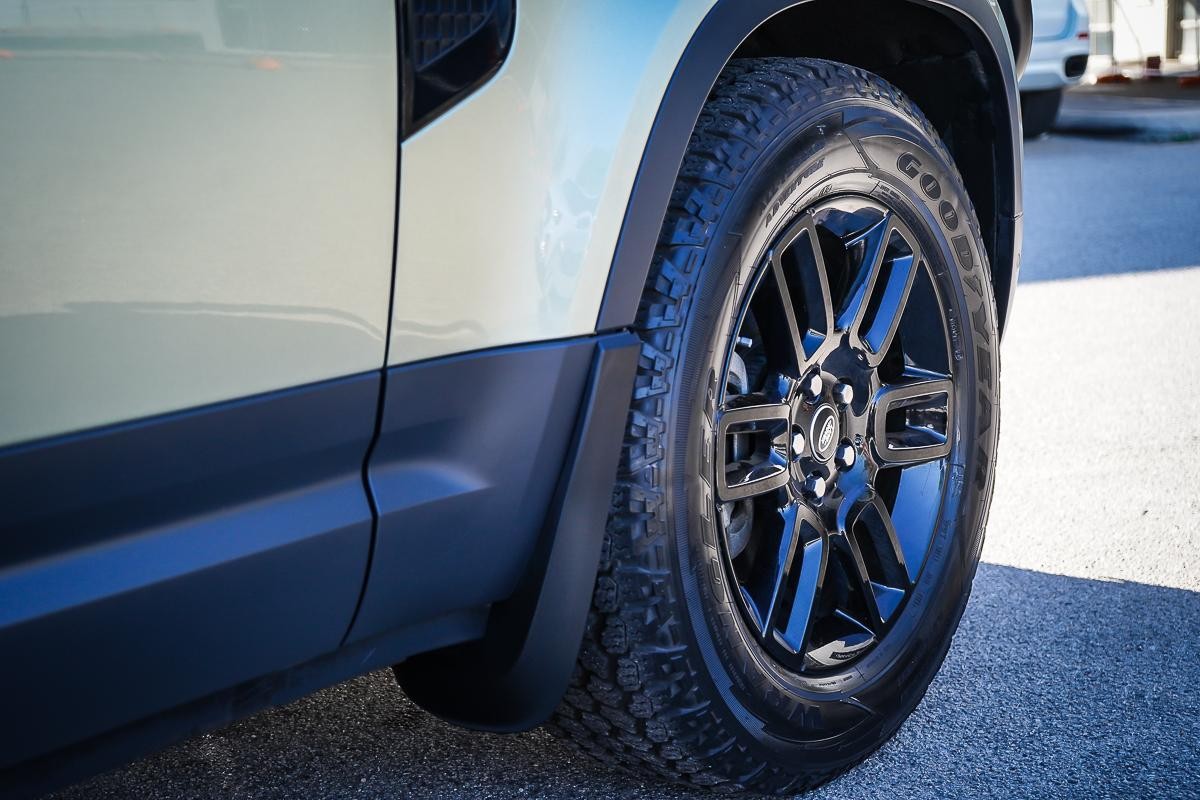 Land Rover Defender image 3