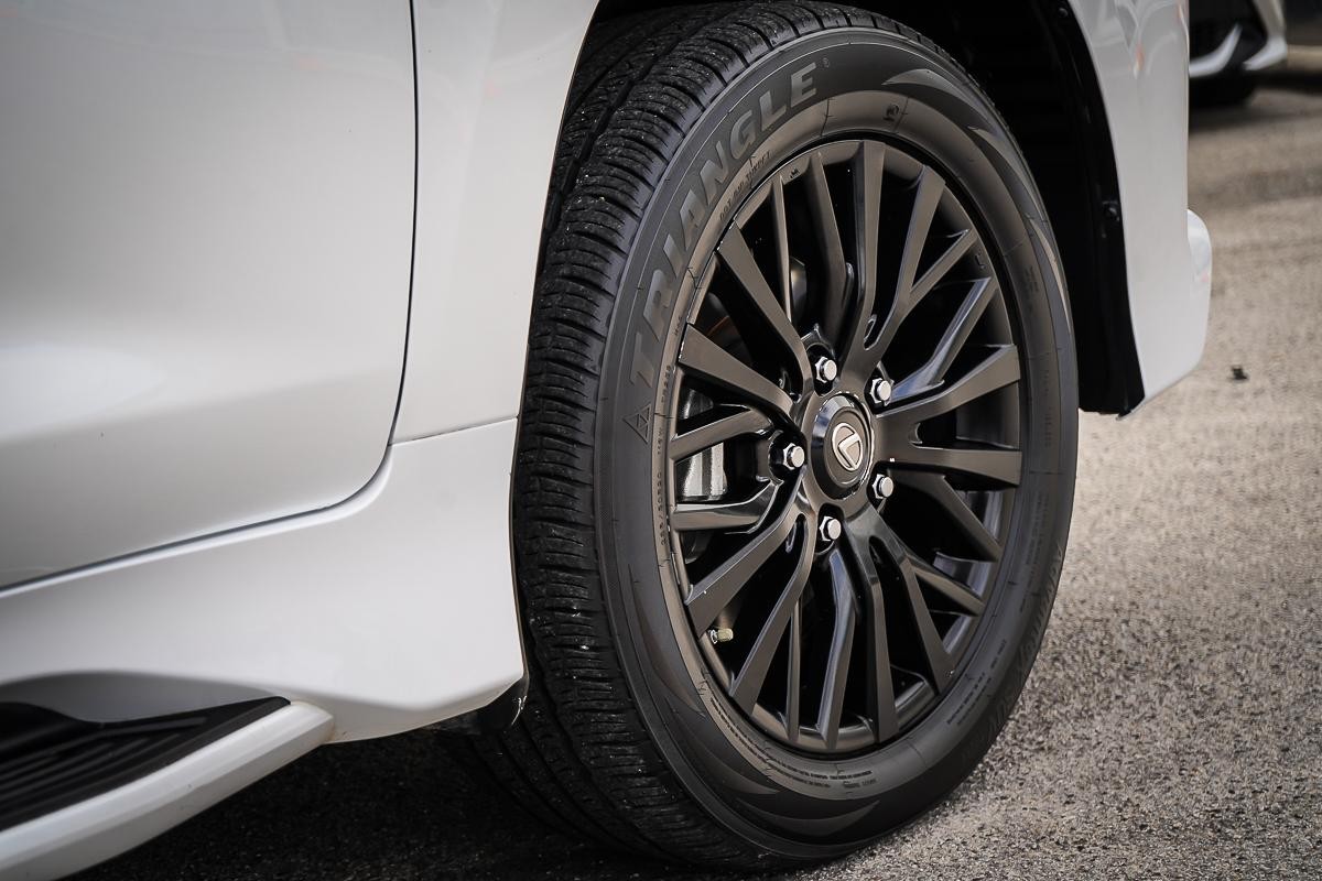 Lexus Lx image 3