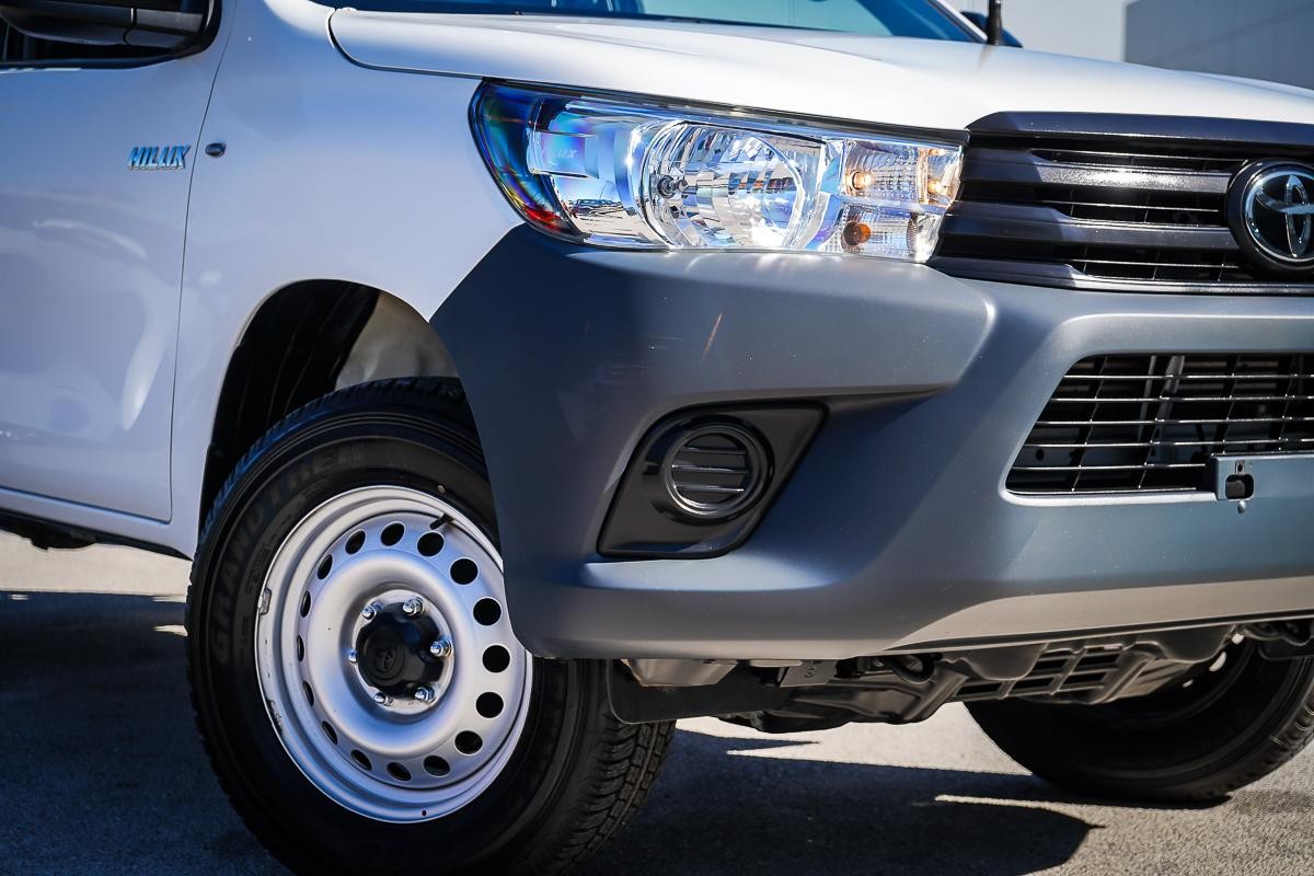 Toyota Hilux image 2