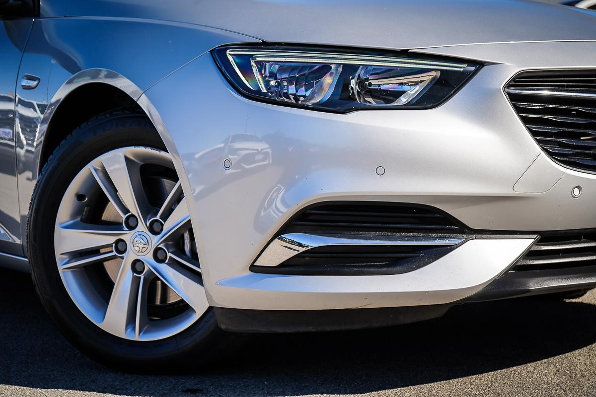 Holden Commodore image 2