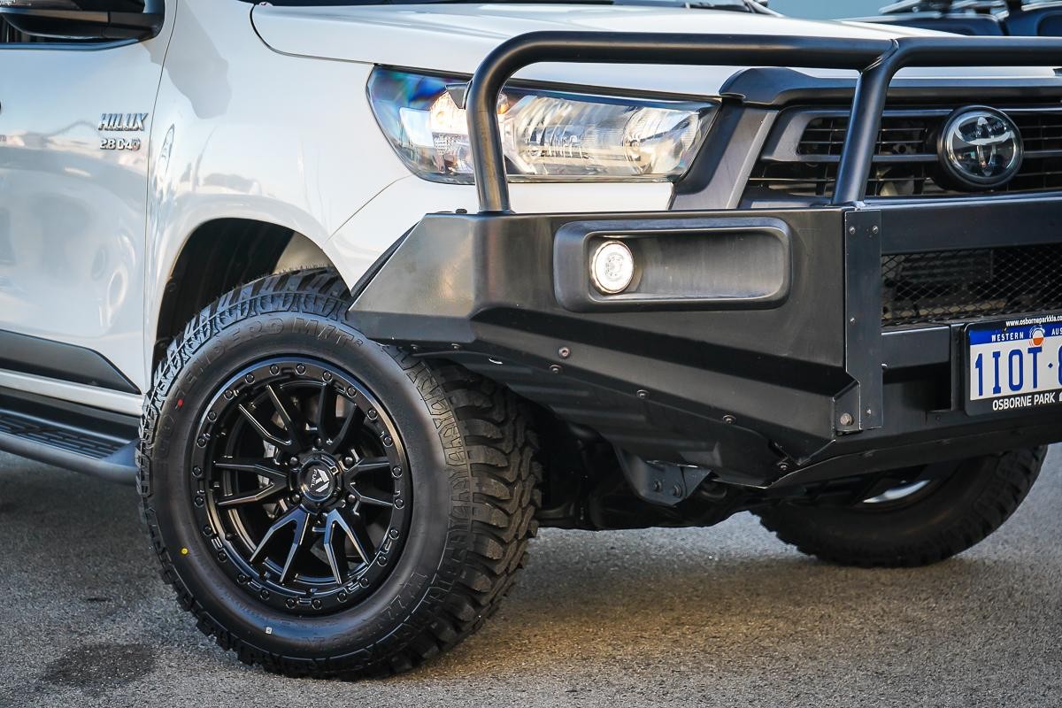 Toyota Hilux image 2