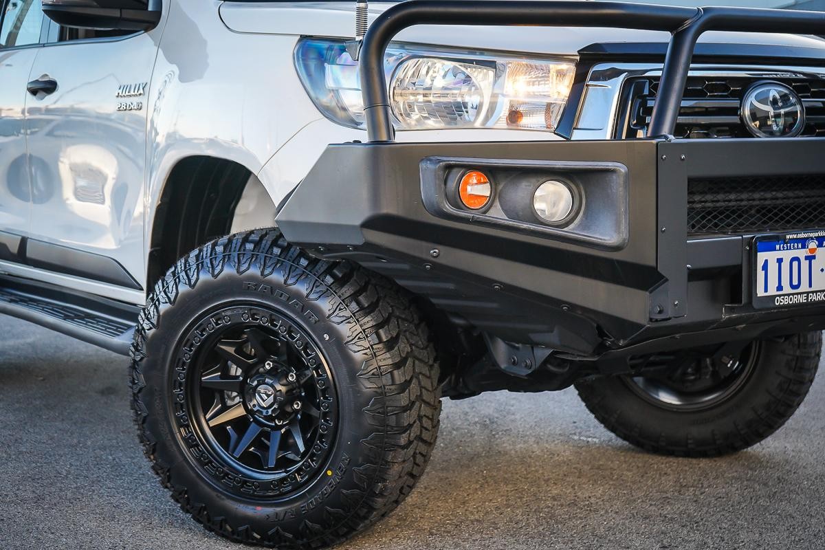 Toyota Hilux image 2