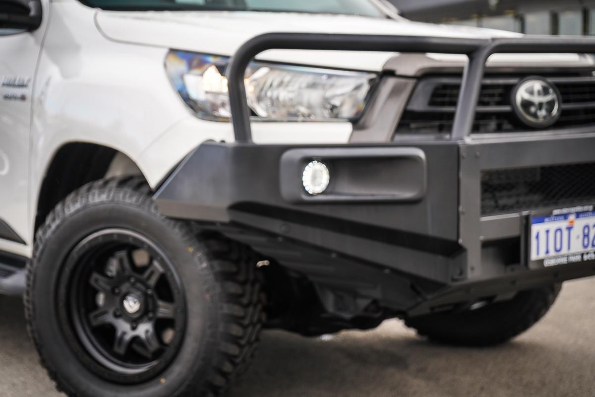 Toyota Hilux image 2