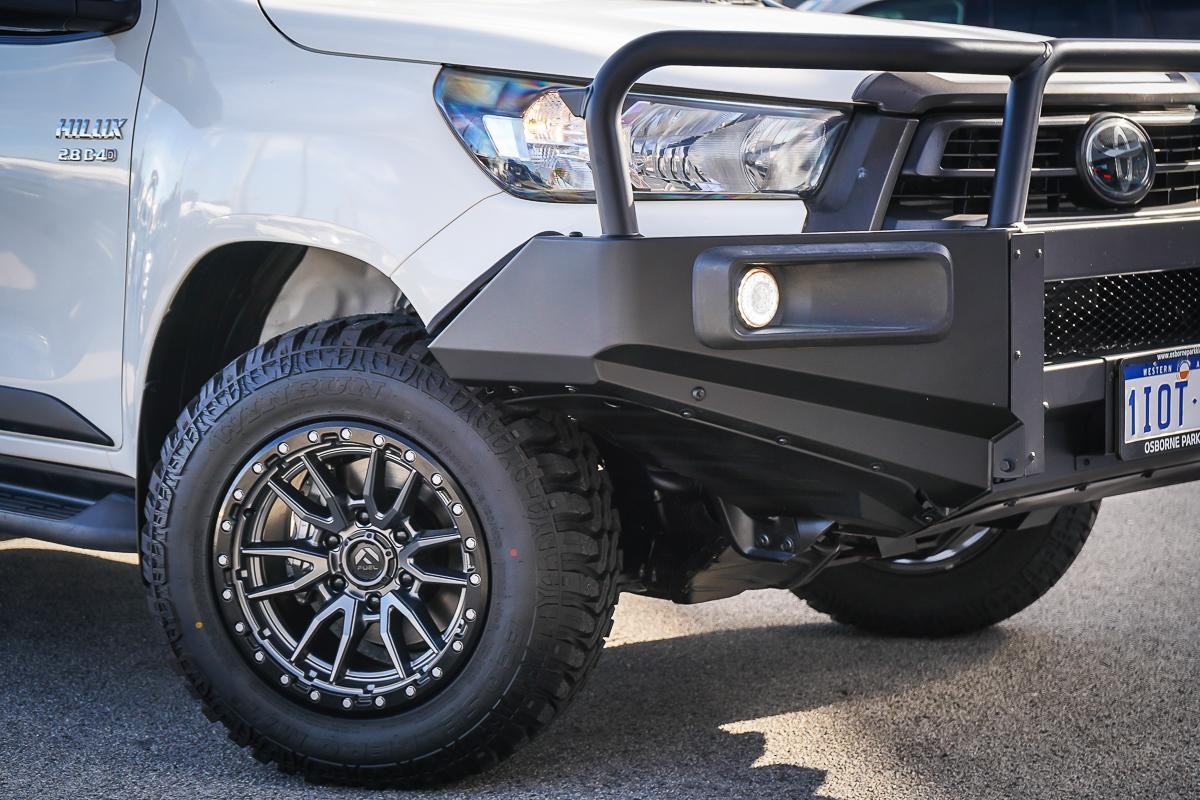 Toyota Hilux image 2