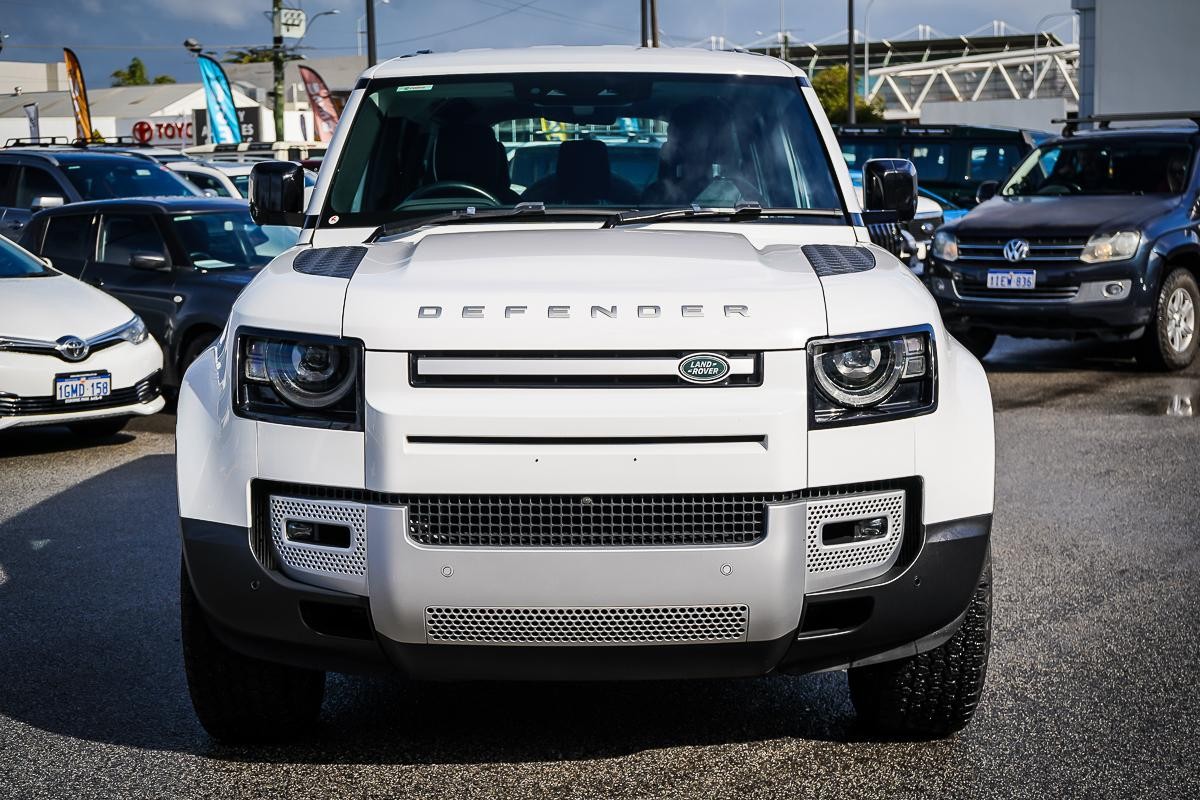 Land Rover Defender image 4
