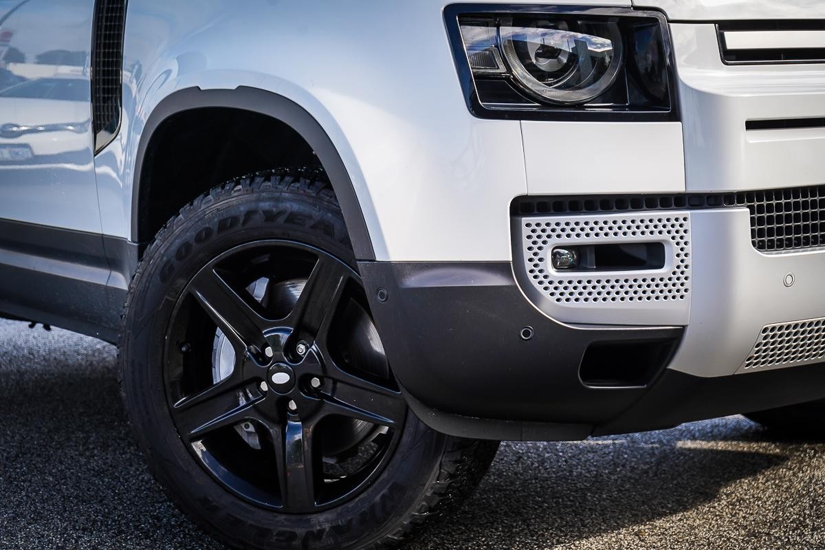 Land Rover Defender image 2