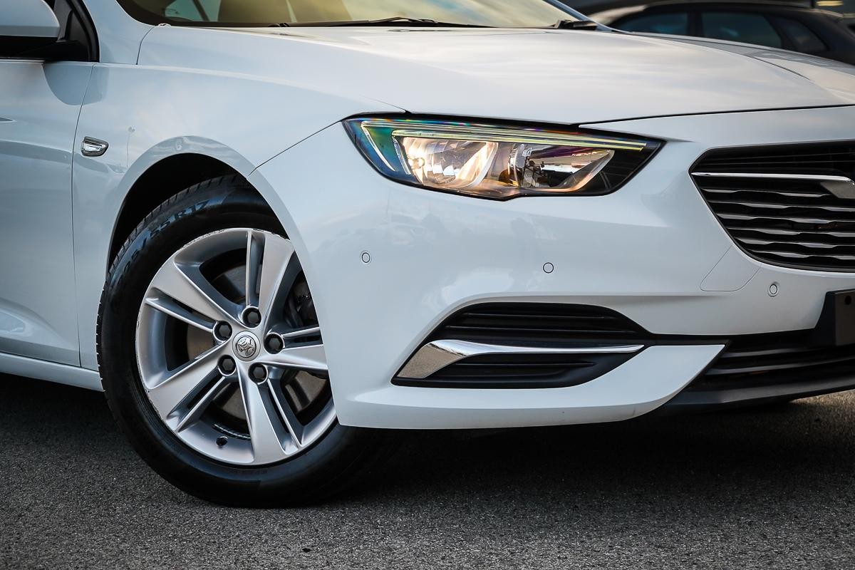 Holden Commodore image 2
