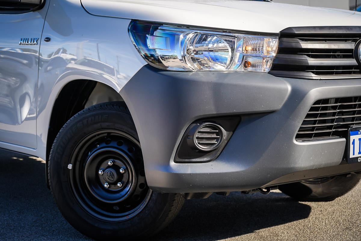 Toyota Hilux image 2