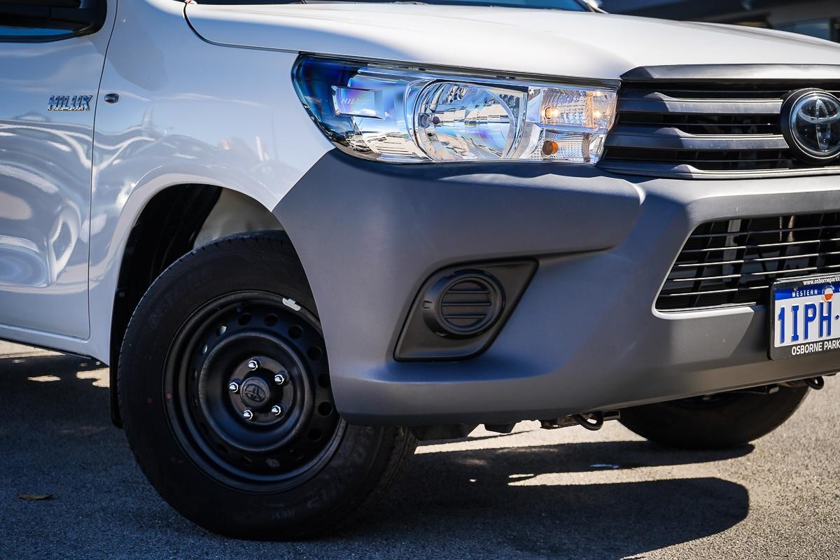 Toyota Hilux image 2