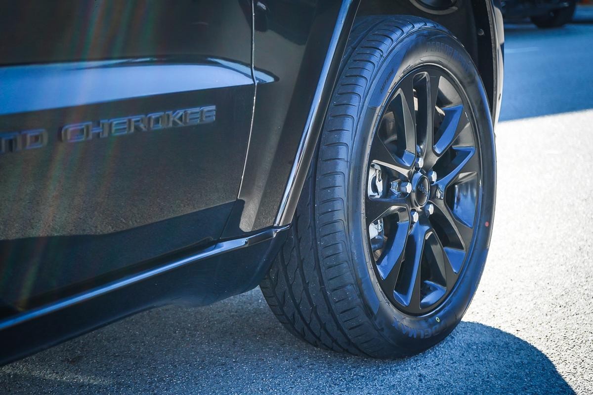Jeep Grand Cherokee image 3