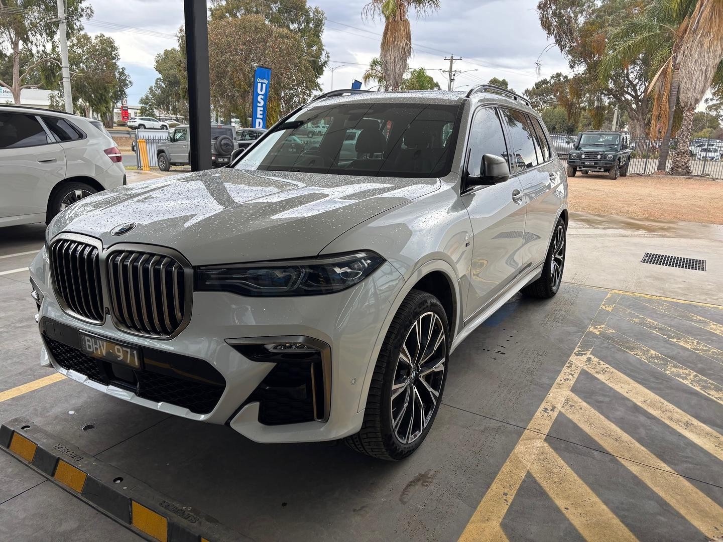BMW X7 image 1