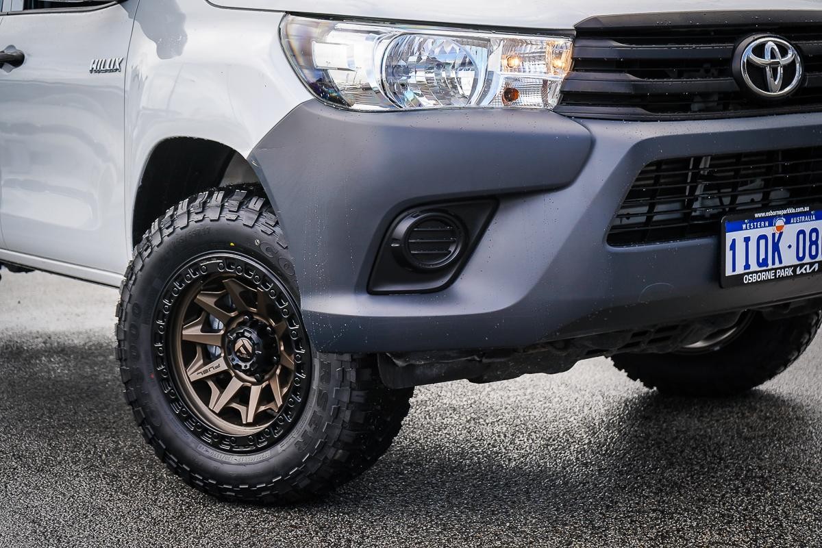 Toyota Hilux image 2