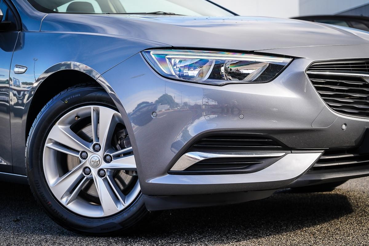 Holden Commodore image 2