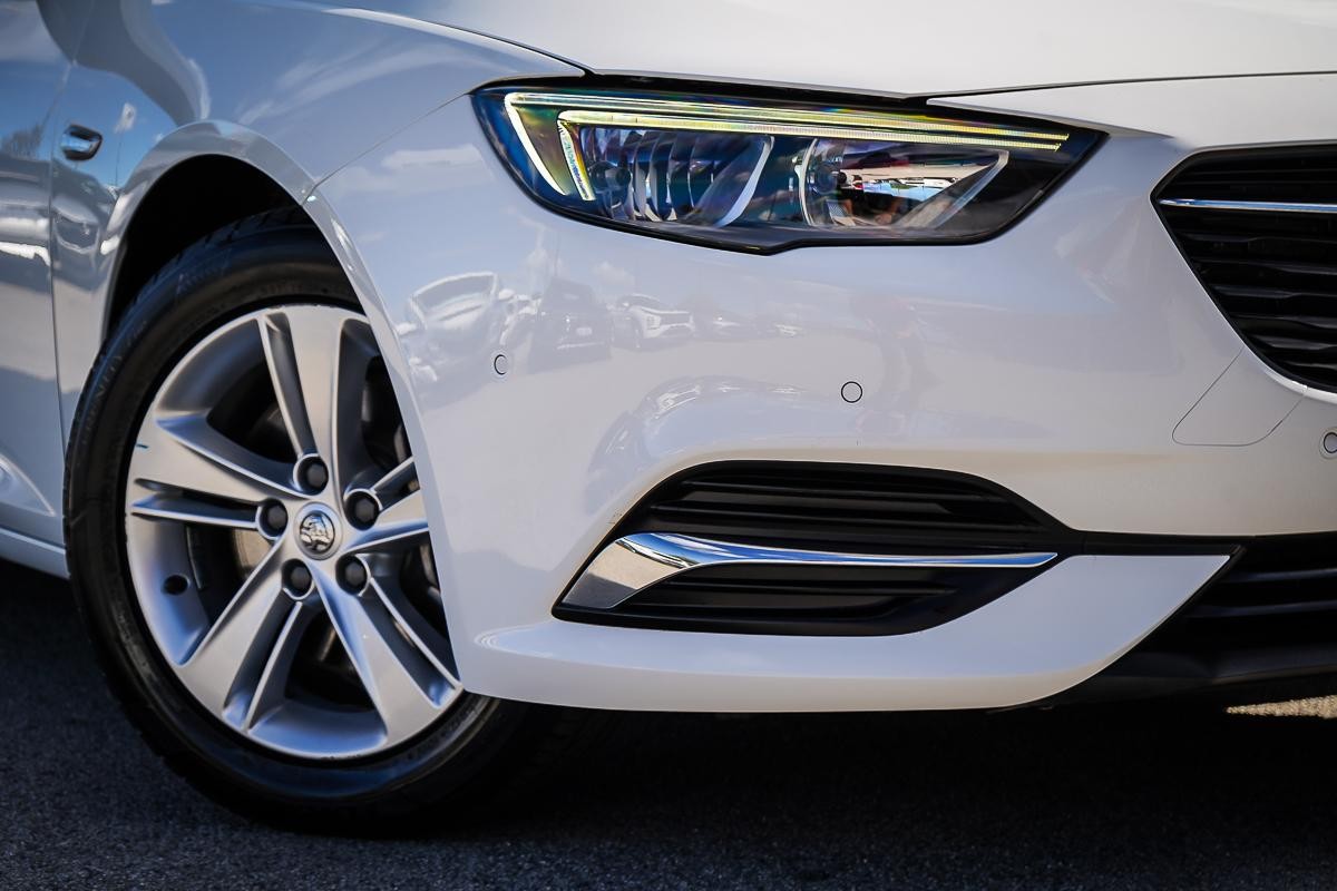 Holden Commodore image 2