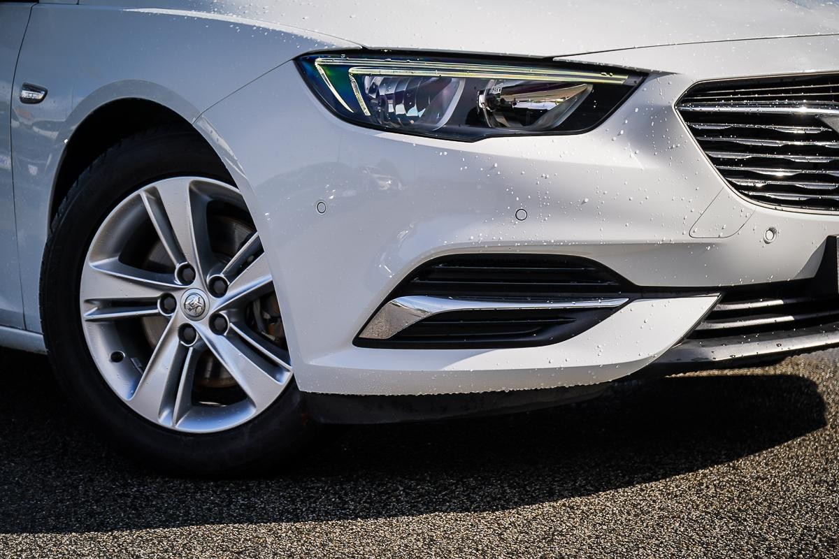 Holden Commodore image 2