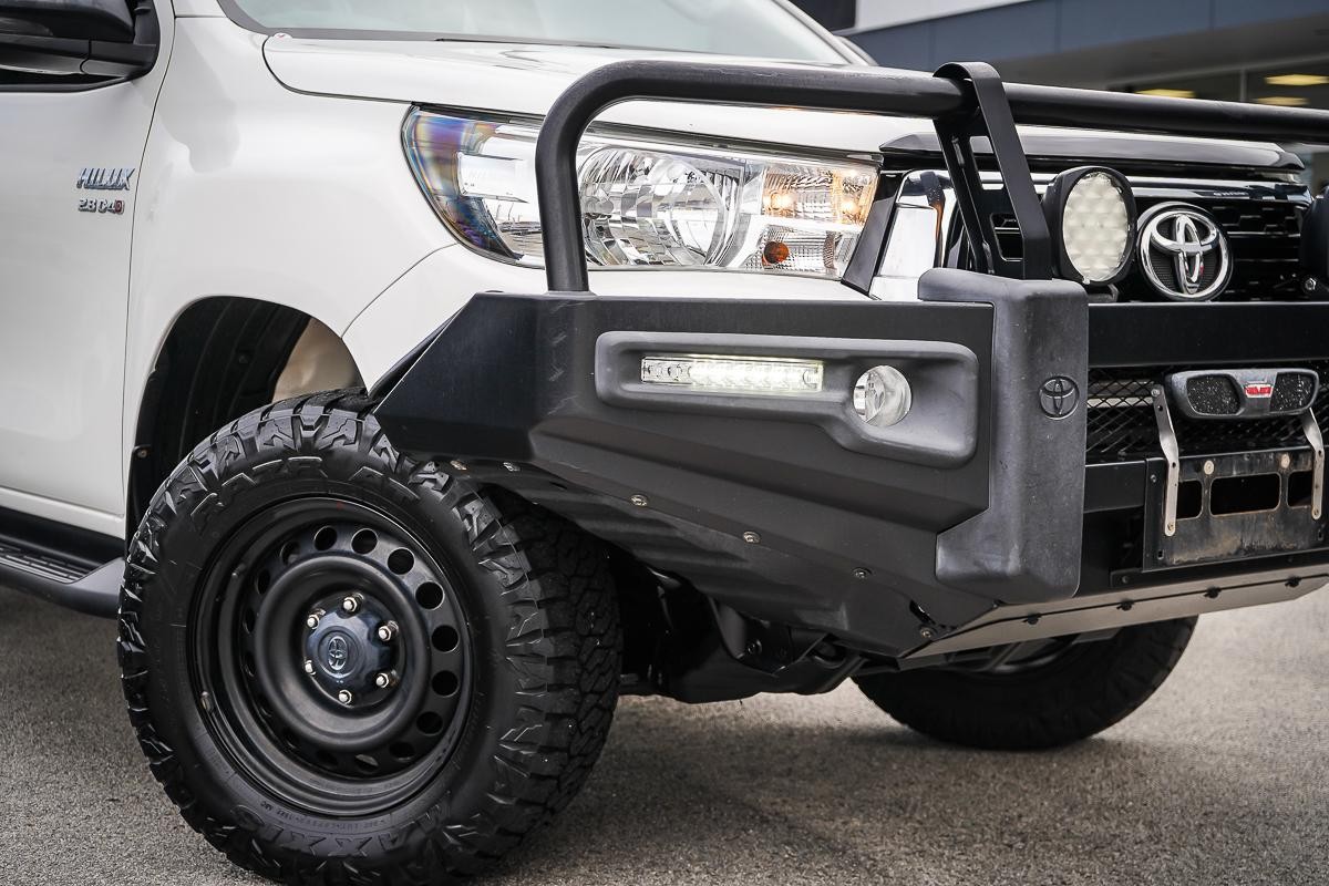 Toyota Hilux image 2