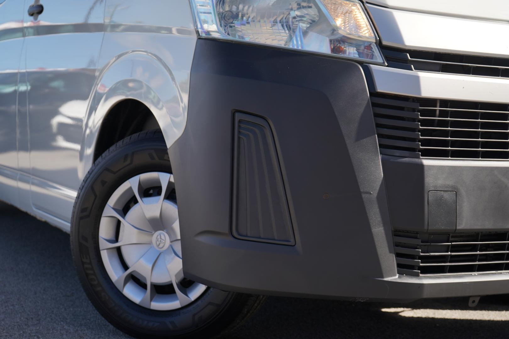 Toyota Hiace image 2