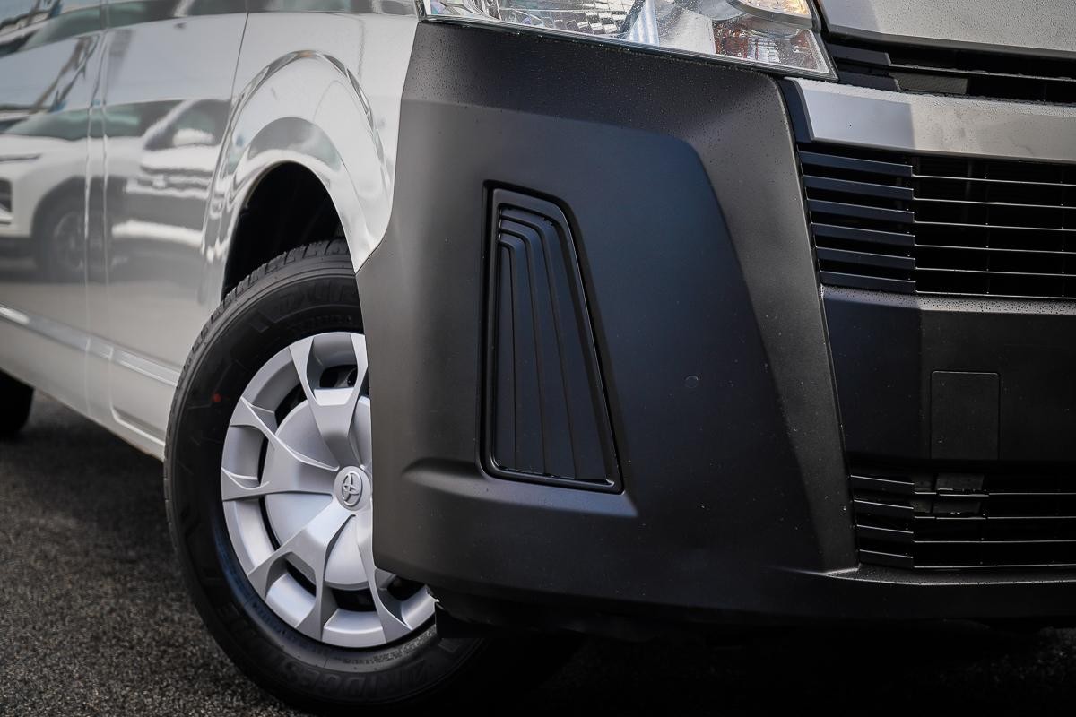 Toyota Hiace image 2