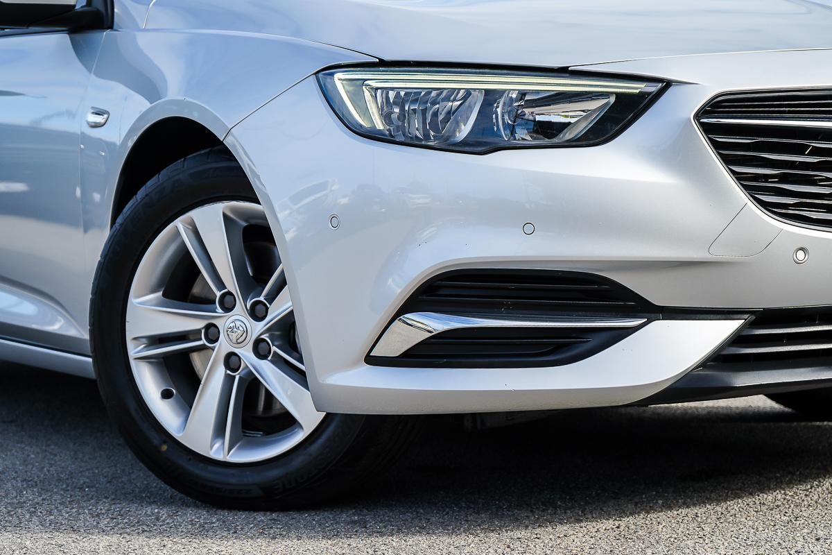 Holden Commodore image 2