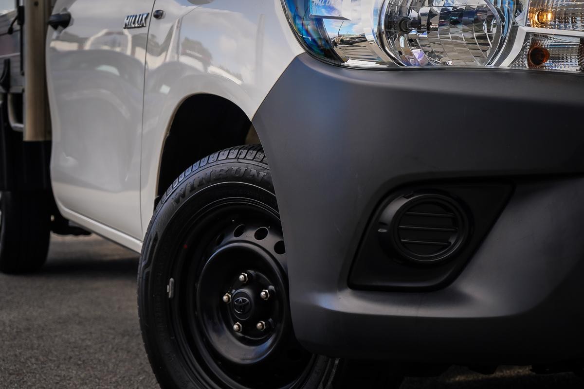 Toyota Hilux image 2