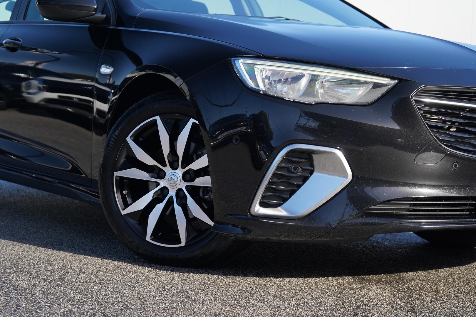 Holden Commodore image 2