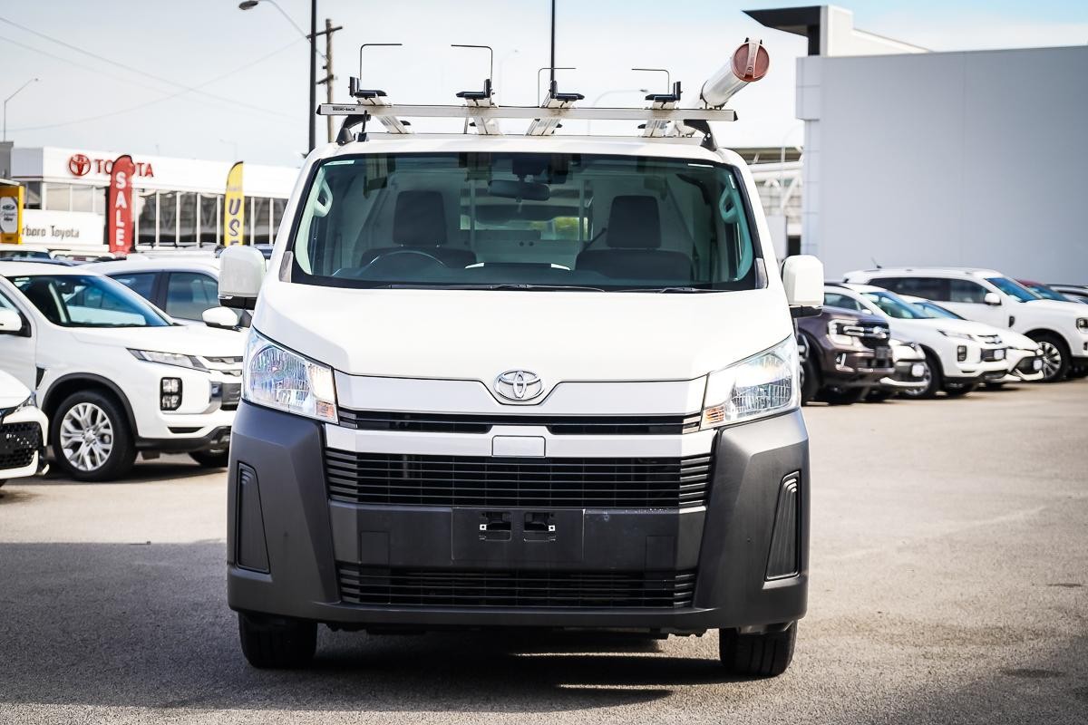 Toyota Hiace image 3
